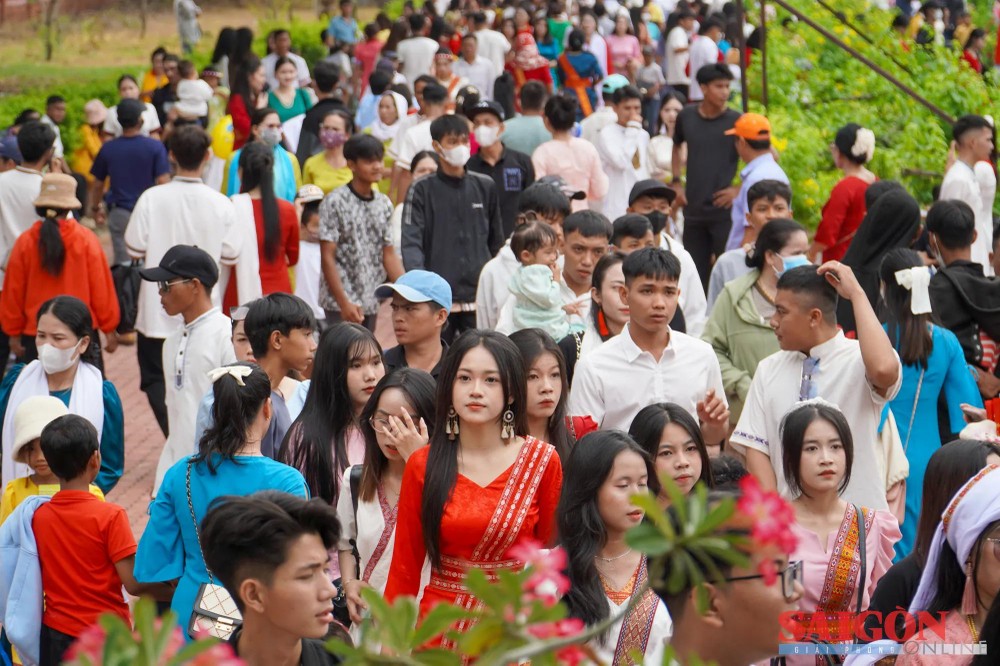 Crowds pour into the Po Klong Garai Tower area. chamkh7.jpg