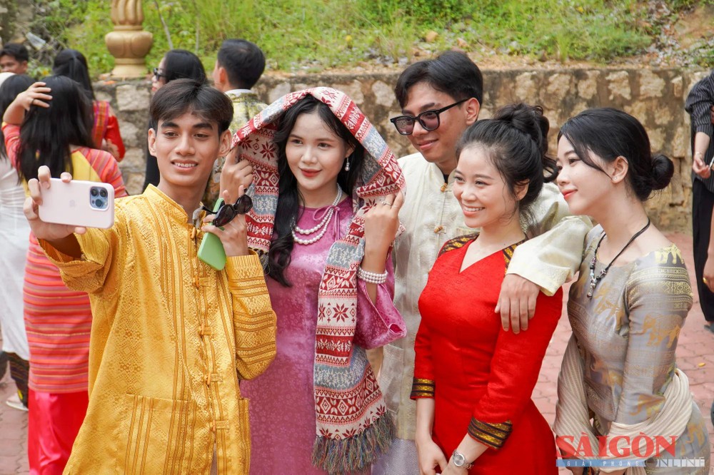 Cham people wear graceful traditional costumes chamkh9.jpg