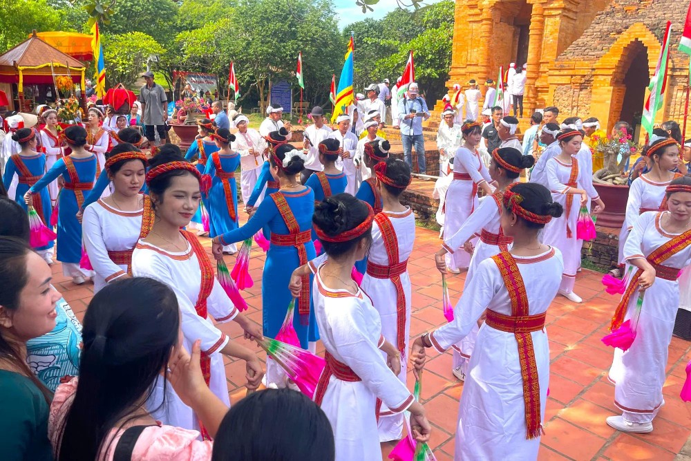 A large number of locals and tourists takes part in the festival. chamld1.jpg