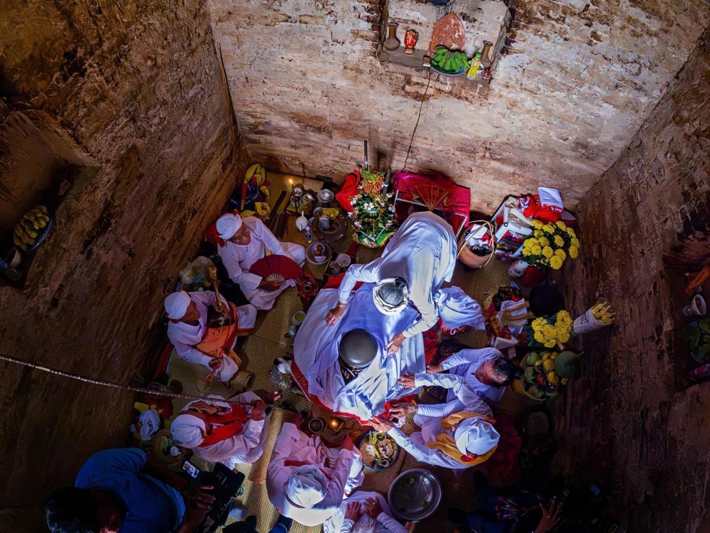 The ritual of bathing the Linga–Yoni altar chamld3.jpg