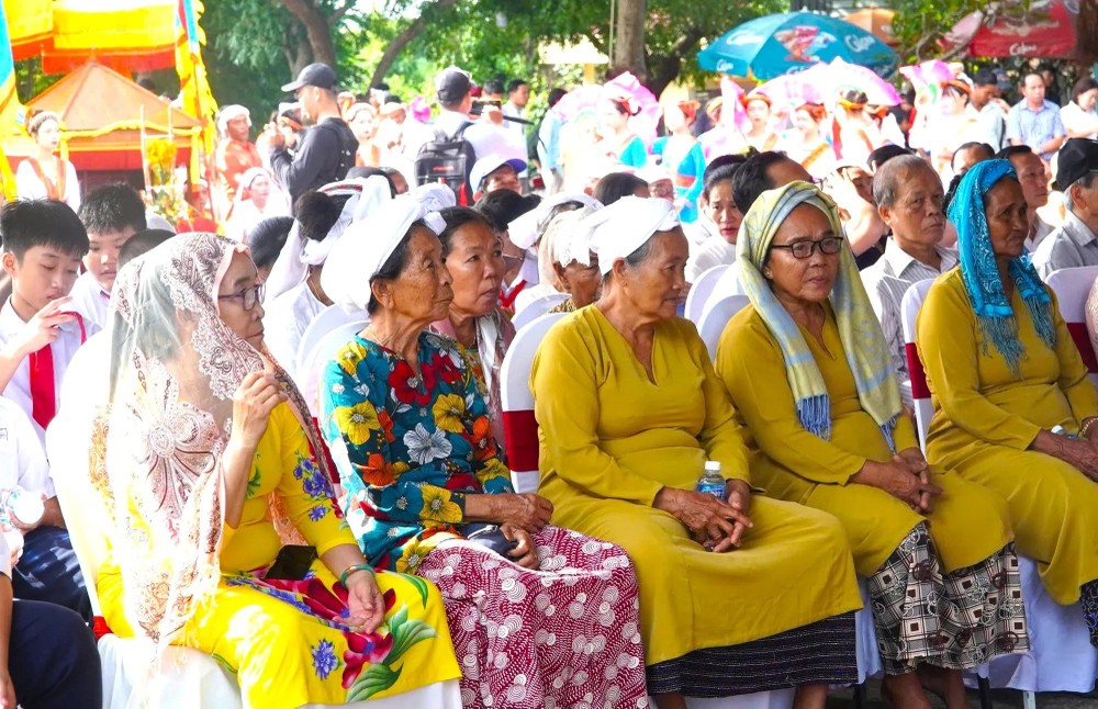 Cham people, dressed in traditional attire, take part in the festival. chamld6.jpg