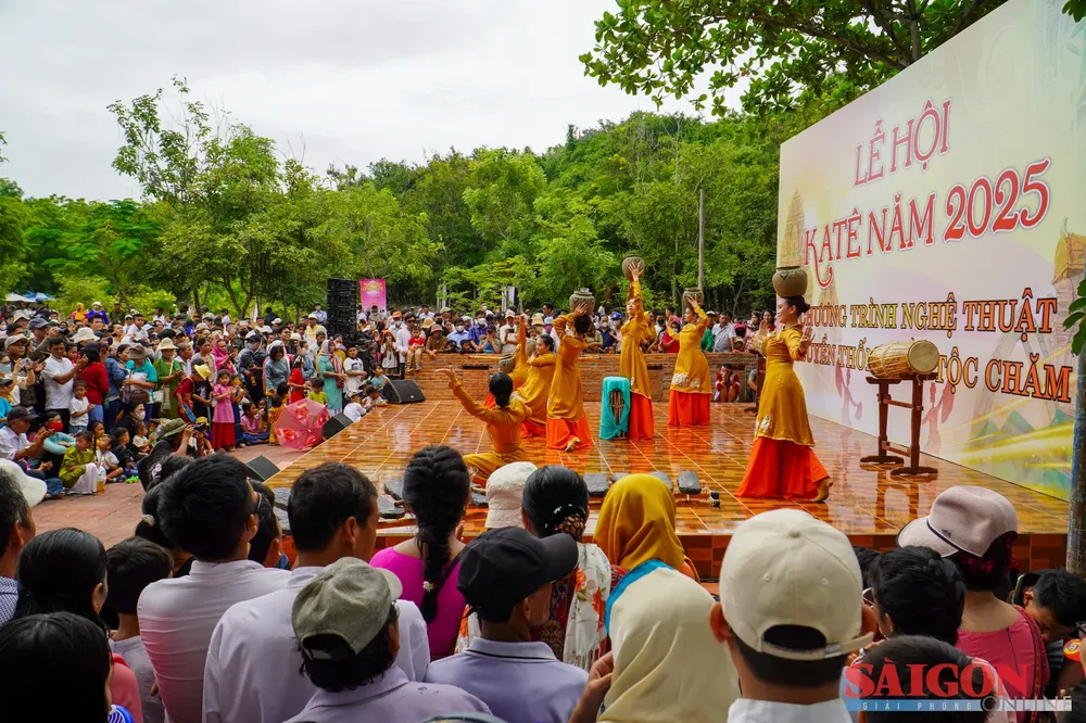 Cultural performances attract large crowds of locals and tourists. dasua-21-3918-7579.jpg