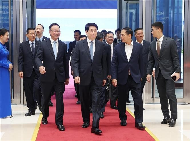 State President Luong Cuong (C) inspects the rehearsal for the UN Convention against Cybercrime signing ceremony (Photo: VNA) luong-cuong-1.jpg