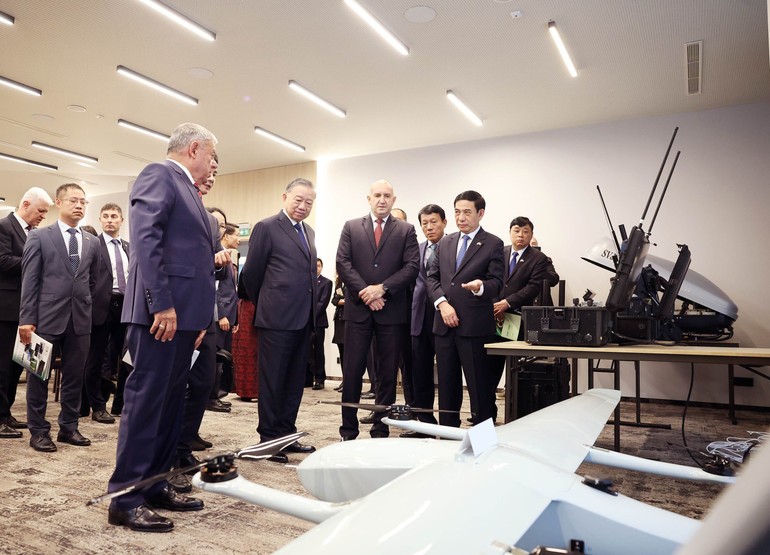 Party General Secretary To Lam and Bulgarian President Rumen Radev visit Samel-90 products. (Photo: VNA) image (1).jpg