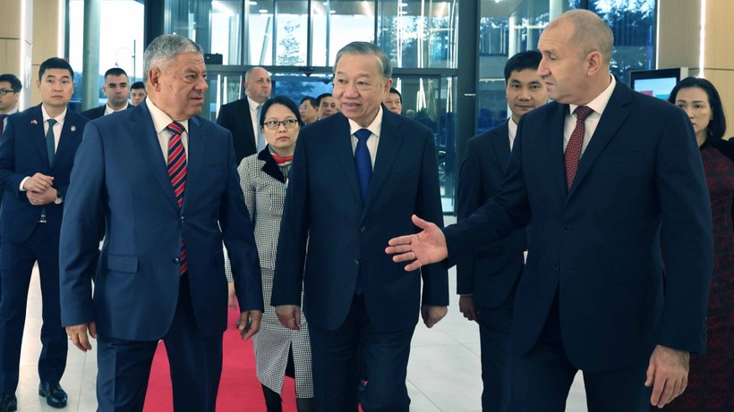 Bulgarian President Rumen Radev and leaders of defense enterprise Samel 90 welcome Party General Secretary To Lam. (Photo: VNA) image.jpg