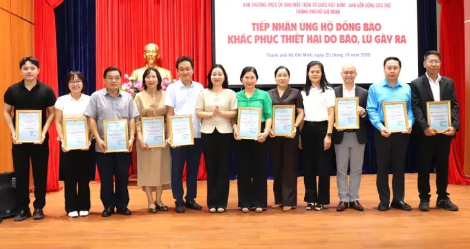Permanent Vice Chairwoman of the Ho Chi Minh City Vietnam Fatherland Front Committee, Truong Thi Bich Hanh presents letters of appreciation to individuals and organizations supporting communities affected by storms and floods. (Photo: SGGP) img-5664-3264-440.jpg