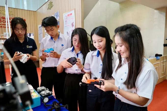 Students from Ho Chi Minh City University of Industry and Trade explore smart devices showcased at the seminar. (Photo: SGGP) 10.jpg