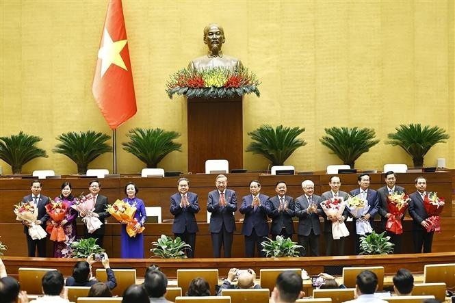 Party and State leaders congratulate new Deputy PMs, ministers and high-ranking officials (Photo: VNA) he.jpg