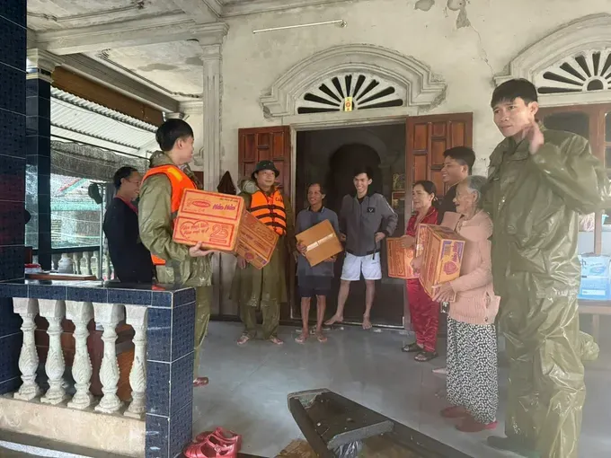 Instant noodles distributed to residents in low-lying flooded areas (Photo: SGGP) anh-2-cong-an-xa-phu-vang-ho-tro-nhu-yeu-pham-cho-ba-con-vung-thap-trung-3560-8158.jpg