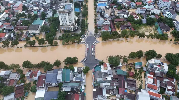 Flooding in Hue City on the morning of October 28 (Photo: SGGP) intro-ld-new00-00-19-00still003-1782-5780.jpg