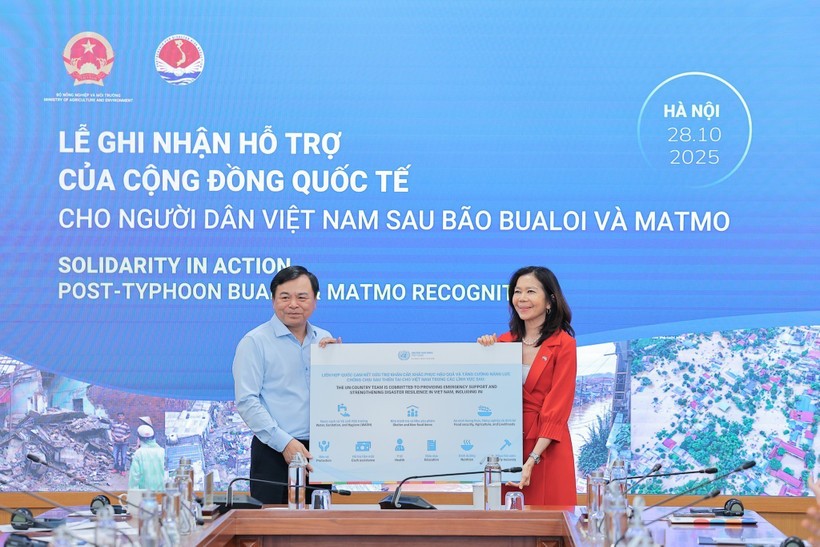 Deputy Minister of Agriculture and Environment Nguyen Hoang Hiep receives assistance from the UN. (Photo: VNA) vna-potal-le-ghi-nhan-ho-tro-cua-cong-dong-quoc-te-cho-viet-nam-sau-bao-bualoi-va-matmo-8369342.jpg