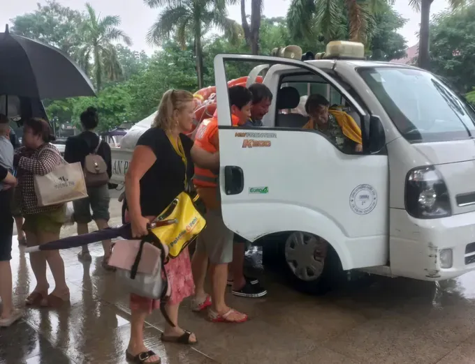 Local authorities timely provide assistance to foreign tourists stranded by floods in Hue City. (Photo: SGGP) z7163318528618-7b16d3f56c6bb892dfe17b1fa7ac0808-1028-4667.jpg