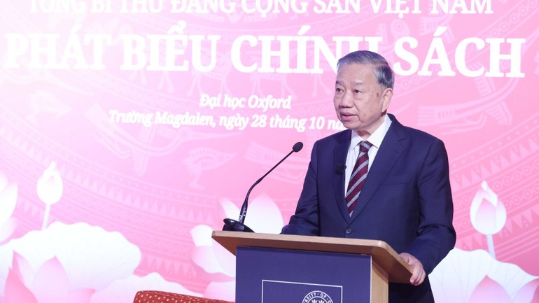 Party General Secretary To Lam delivers a policy address to professors, lecturers, researchers, students and friends of Vietnam at the University of Oxford on the afternoon of October 28 (Photo: VNA) image (1).jpg
