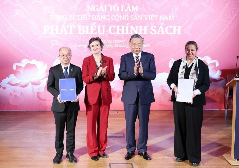 General Secretary To Lam and leaders of the University of Oxford witnessed the signing ceremony of cooperation documents. (Photo: VNA) image (2).jpg