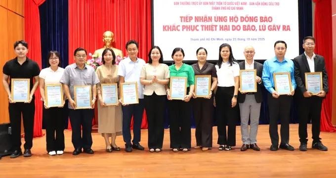 The Ho Chi Minh City Vietnam Fatherland Front Committee presents letters of appreciation to individuals and organizations supporting communities affected by storms and floods. (Photo: SGGP) img-5664-3264-440-6379-8219.jpg