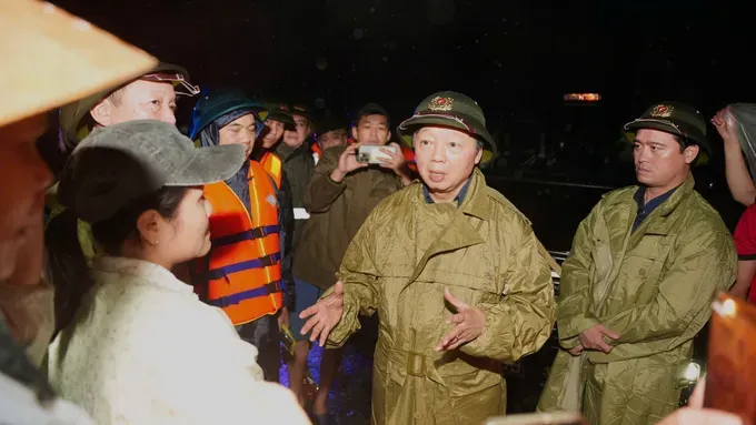Deputy Prime Minister Tran Hong Ha visits residents affected by flooding in Hue city, on the evening of October 28. (Photo: SGGP) z7165320878820-e392ff9f0e5b1901a0666c70bd7013e1-9596-6085.jpg