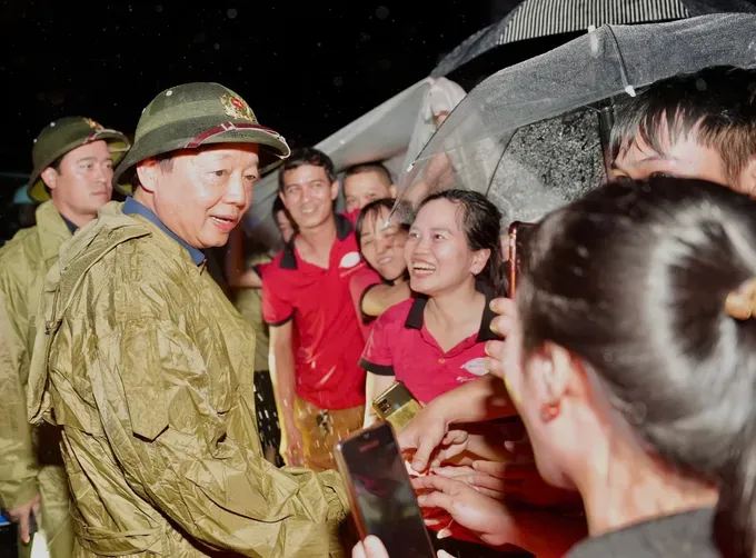 Deputy Prime Minister Tran Hong Ha visits residents affected by flooding in Hue city, on the evening of October 28. (Photo: SGGP) z7165320881681-dcad0912754a036ccdf43f713ddf2d69-7107-3708.jpg