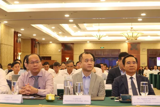 Chairman of the Ho Chi Minh City People’s Committee, Nguyen Van Duoc (R) and delegates attend the meeting. (Photo: SGGP) z7169864754217-fb780def72dab82ceb7da0122a8b1bc6-2714-838.jpg