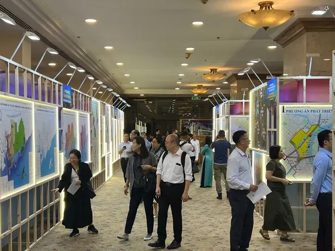 Representatives of foreign-invested enterprises visit Ho Chi Minh City’s spatial development planning exhibition. (Photo: SGGP) z7169878558920-390db048fb7fd35add710ba9ec51bf15-8183-565.jpg