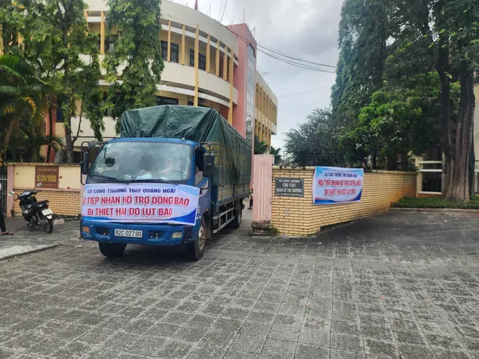 The province has organized transportation of relief goods to residents in the isolated areas. (Photo: SGGP) 425eeca2e6186b463209-4599-1395.jpg