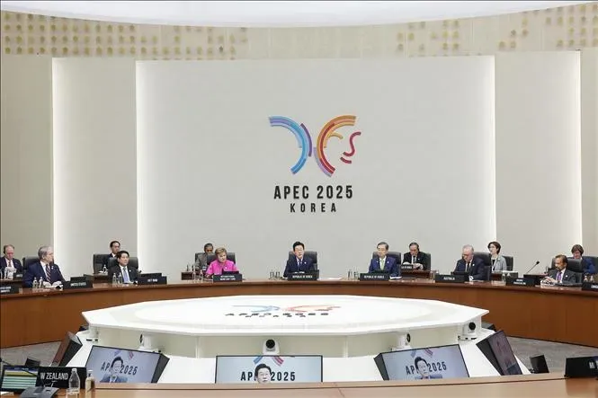 The session brings together leaders and heads of delegations from APEC member economies, along with special guests—the Crown Prince of Abu Dhabi and the Managing Director of the International Monetary Fund. (Photo: VNA) apec-311025-3715.jpg