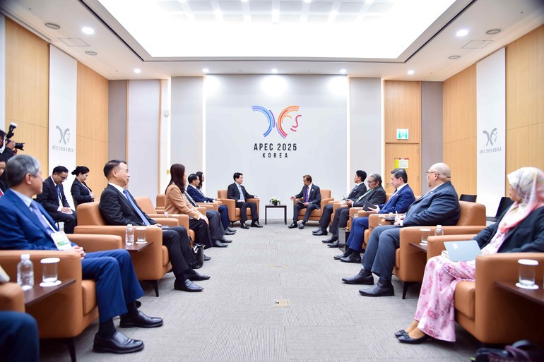 Vietnamese State President Luong Cuong meets with Sultan of Brunei Hassanal Bolkiah on October 31 on the sidelines of the APEC Economic Leaders' Meeting in Gyeongju, the Republic of Korea. (Photo: VNA) image (1).jpg