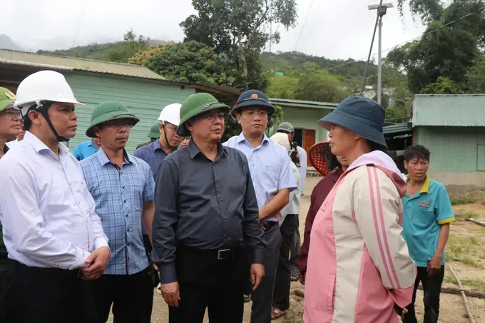 Deputy Prime Minister Ho Quoc Dung offers words of encouragement to locals. (Photo: SGGP) vgfsd-1248-1469.jpeg