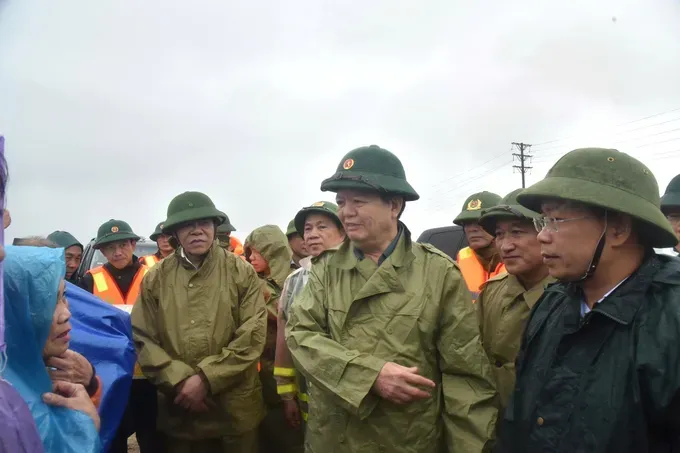 Deputy Prime Minister Mai Van Chinh and Ha Tinh's leaders visit and support residents affected by flooding in Vung Ang Ward. (Photo: SGGP) z7174326682131-07360944e621b44642810a8b028ed2ec-8754-4298.jpg