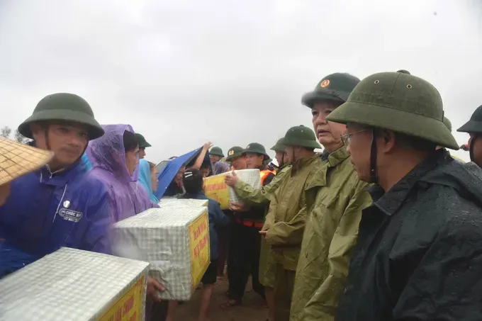 Deputy Prime Minister Mai Van Chinh presents relief gifts to residents in flood-affected areas. (Photo: SGGP) z7174326709748-2ea5e67ef9d1dd35fb301fae6bad3e5f-8408-7633.jpg