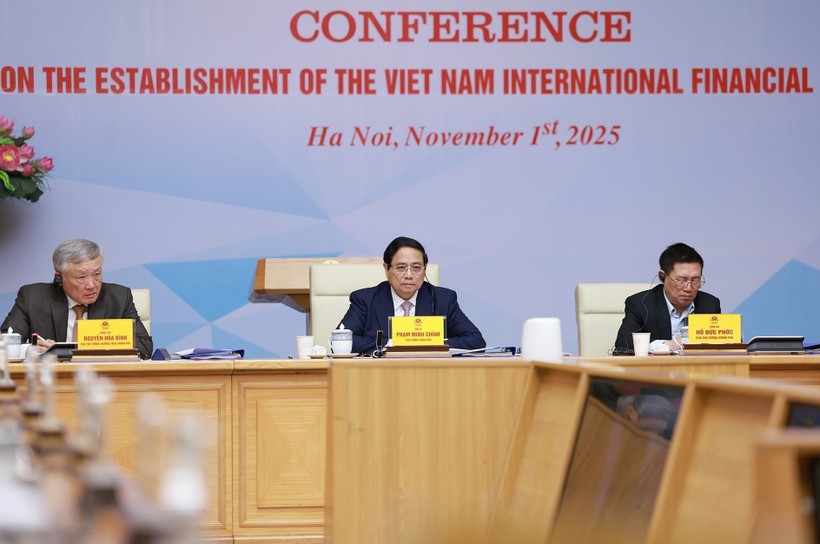 PM Pham Minh Chinh (centre) chairs the conference on the establishment of the International Financial Center (IFC) in Vietnam on November 1. (Photo: VNA) conference-on-ifc-establishment-1.jpg