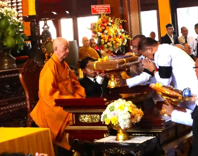 Thai Vice Minister for Foreign Affairs Vijavat Isarabhakdi presents the Royal Kathina Robe to Most Venerable Thich Tri Quang. (Photo:SGGP) dang-y-2-3396-4893.jpg