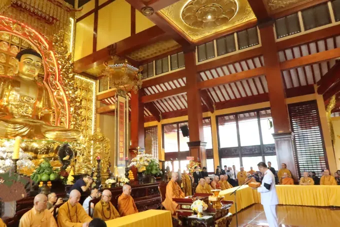 The ceremony is presided over by Thai Vice Minister for Foreign Affairs Vijavat Isarabhakdi. (Photo:SGGP) dang-y-3-4785-904.jpg