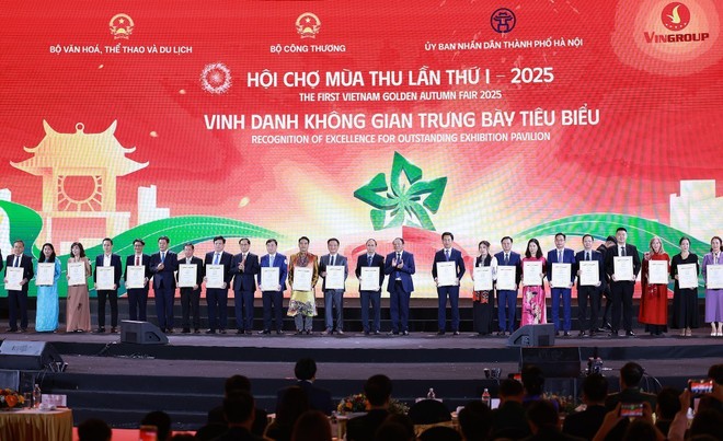 vna-potal-thu-tuong-pham-minh-chinh-du-le-be-mac-hoi-cho-mua-thu-lan-thu-nhat-8384032.jpg