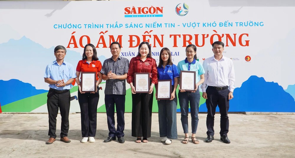 Áo ấm đến trường6.jpg