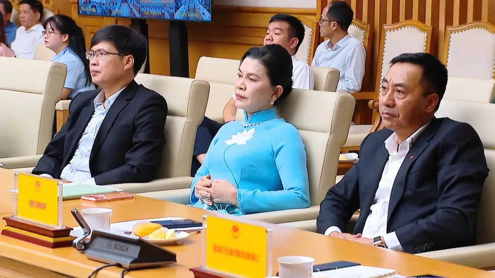 Bà Đặng Thị Kim Oanh và đại diện các doanh nghiệp tham gia phiên họp KO hop Thu tuong 4.png