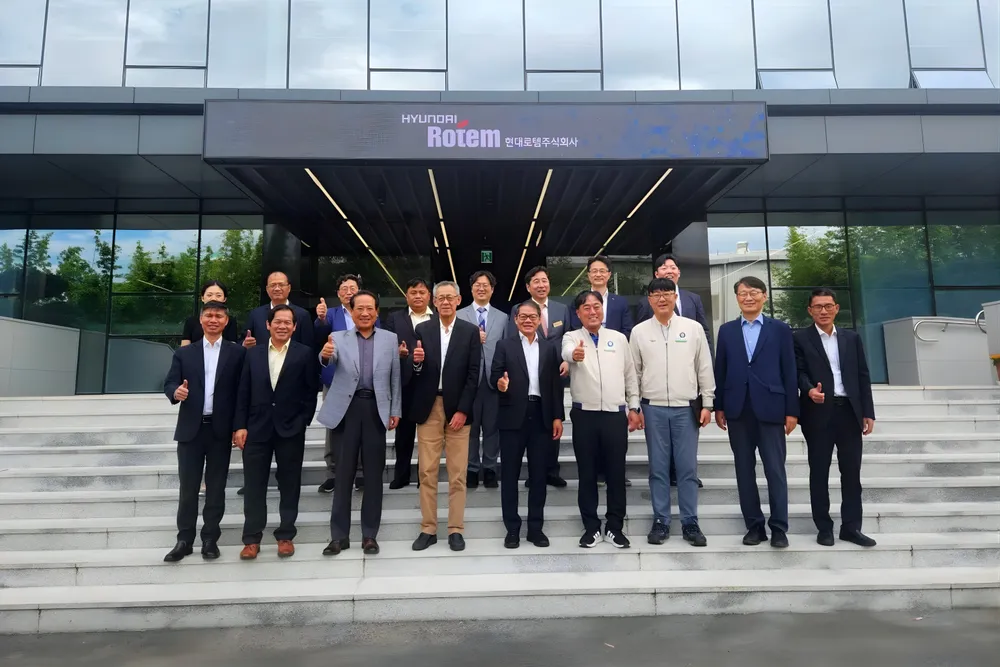 2. Đoàn Lãnh đạo THACO thăm và làm việc tại Nhà máy sản xuất của Hyundai Rotem tại Gyeongsangnam, Hàn Quốc.jpg