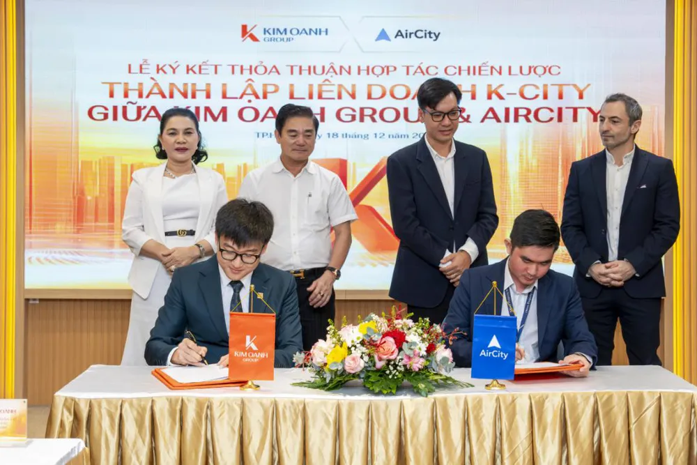 Đại diện Kim Oanh Group và AirCity thực hiện nghi thức ký kết thỏa thuận hợp tác chiến lược thành lập K-City