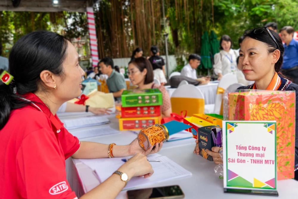 Nhiều doanh nghiệp, HTX trên cả nước kết nối đưa hàng vào hệ thống siêu thị của SATRA 