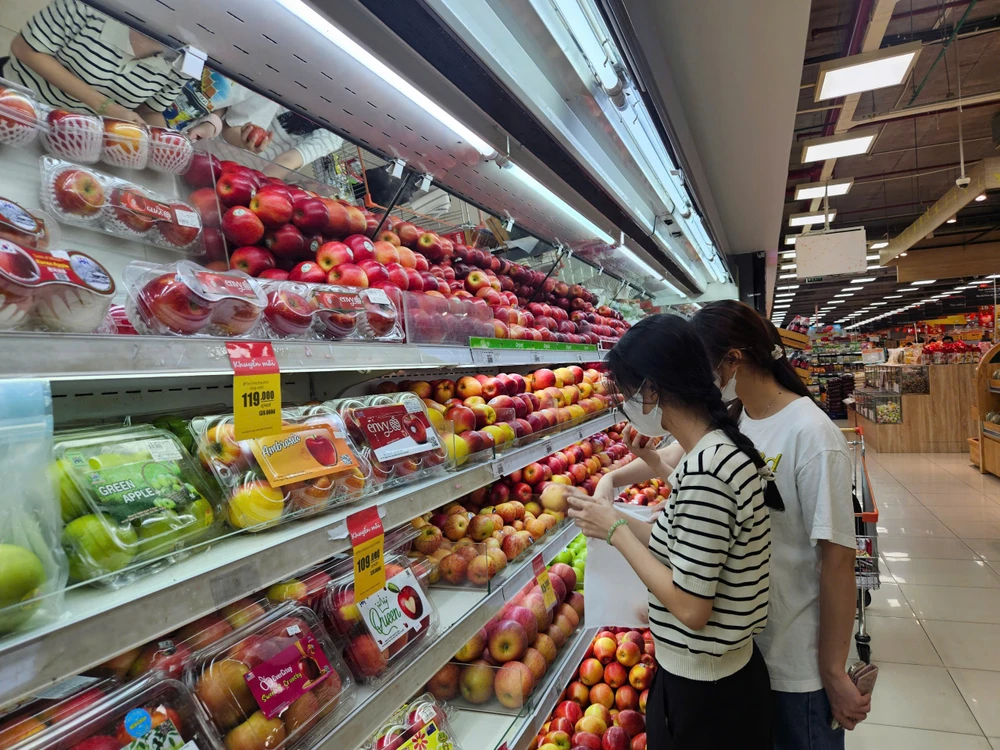 Người tiêu dùng chọn mua sản phẩm giải nhiệt tại Co.opXtra đường Phạm Văn Đồng (TP Thủ Đức, TPHCM)