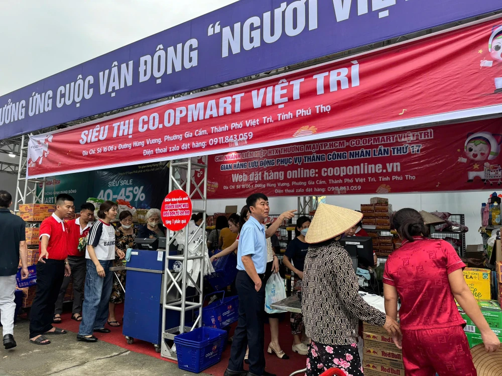 Người dân mua sắm tại gian hàng lưu động Co.opmart Việt Trì