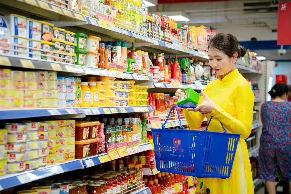 Khách hàng chọn sản phẩm tại một siêu thị Co.opmart, TPHCM