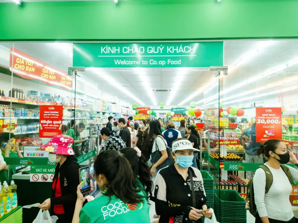 Người dân háo hức mua sắm tại điểm bán mới của Co.op Food 