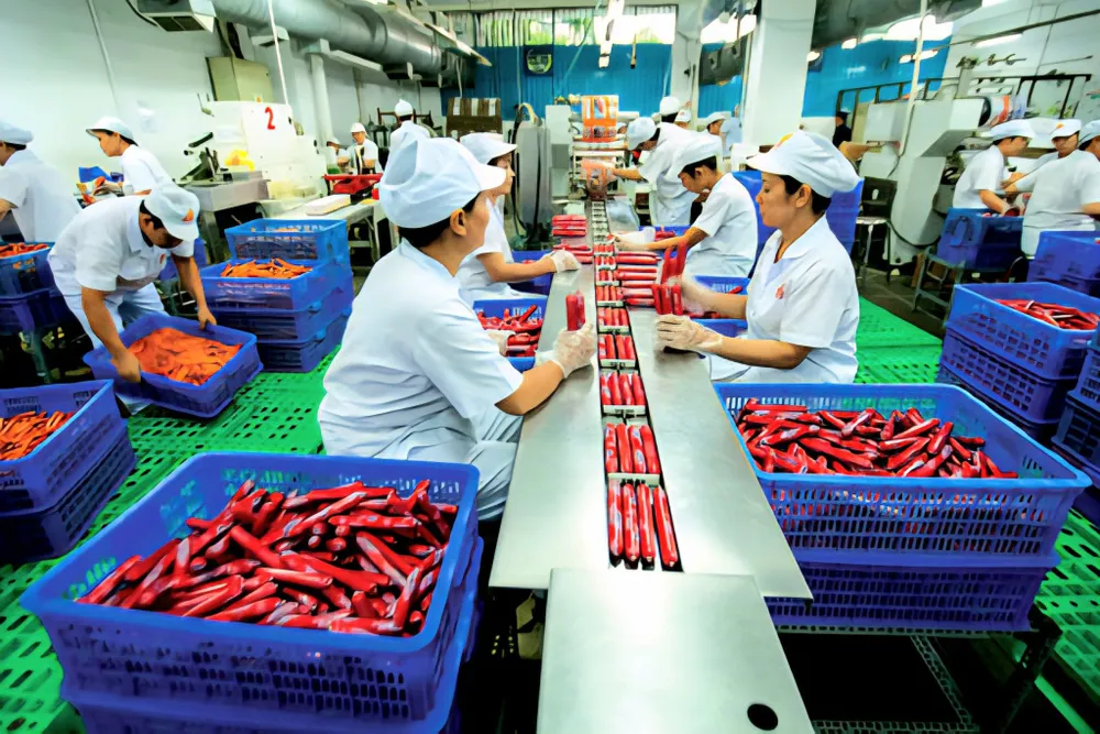 Một dây chuyền sản xuất xúc xích tại Công ty Vissan