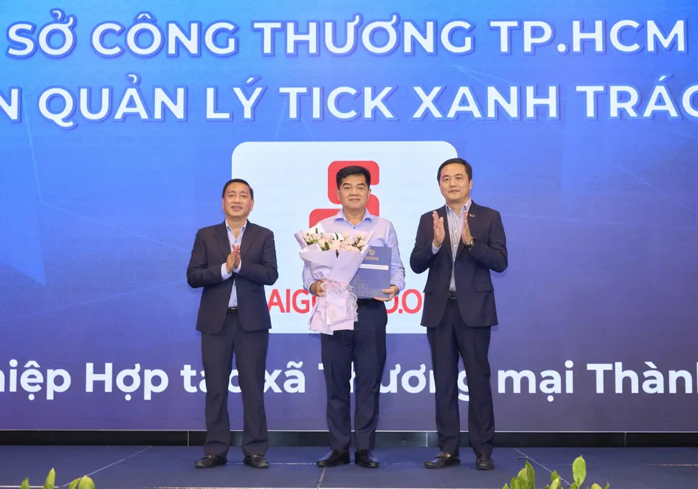 Đại diện Saigon Co.op nhận ủy quyền quản lý “Tick xanh trách nhiệm” của Sở Công thương TPHCM