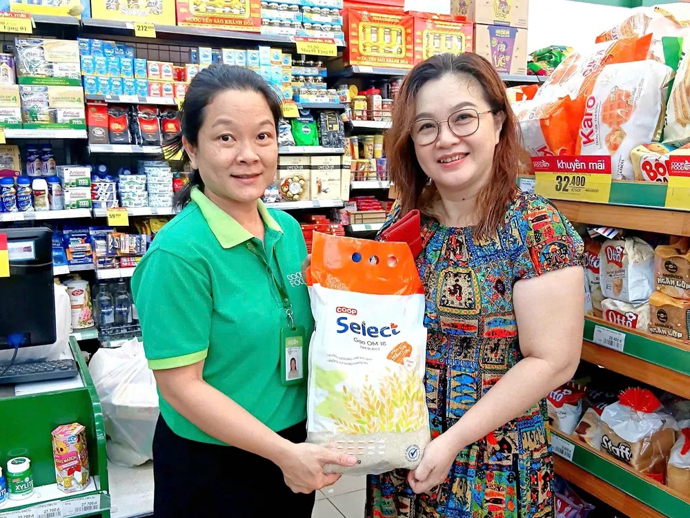 Người tiêu dùng đổi quà từ “Sắm xanh - Quà mát lành”