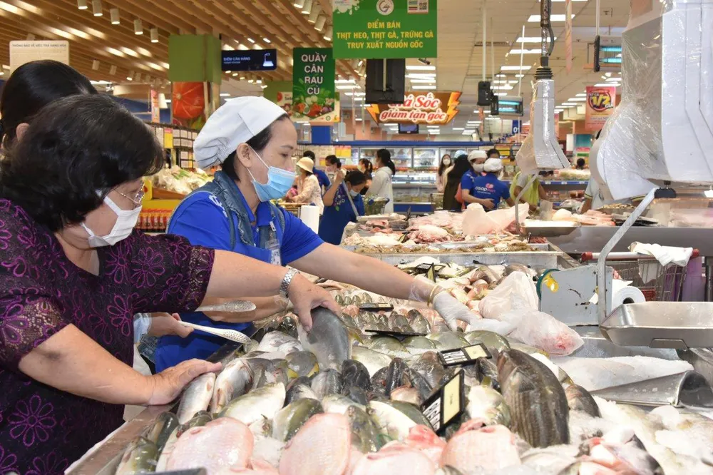 Người tiêu dùng chọn mua thủy sản trong siêu thị ở TPHCM