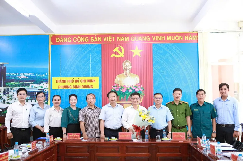 Đồng chí Nguyễn Mạnh Cường, Phó Chủ tịch UBND TPHCM (thứ năm từ phải sang) tại buổi làm việc với lãnh đạo phường Bình Dương