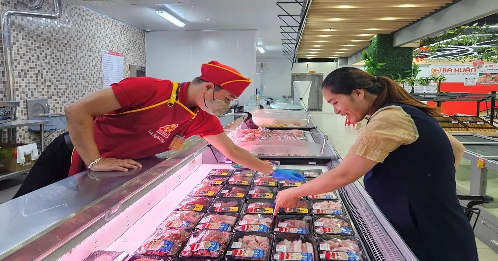 Khách hàng mua thực phẩm tươi sống tại một siêu thị Satramart, TPHCM
