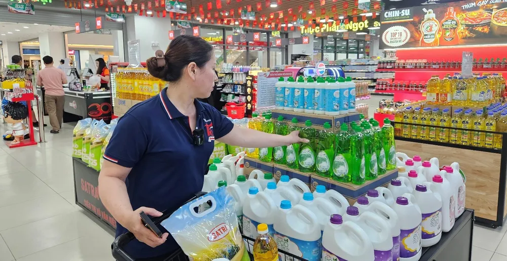 Khách hàng mua sắm tại siêu thị Satramart, TPHCM XHH 8C.jpg