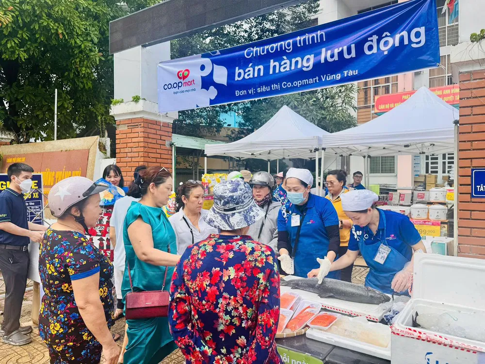 Chuyến hàng lưu động được Co.opmart Vũng Tàu tổ chức đầu tháng 11-2025 thu hút người dân tham gia mua sắm